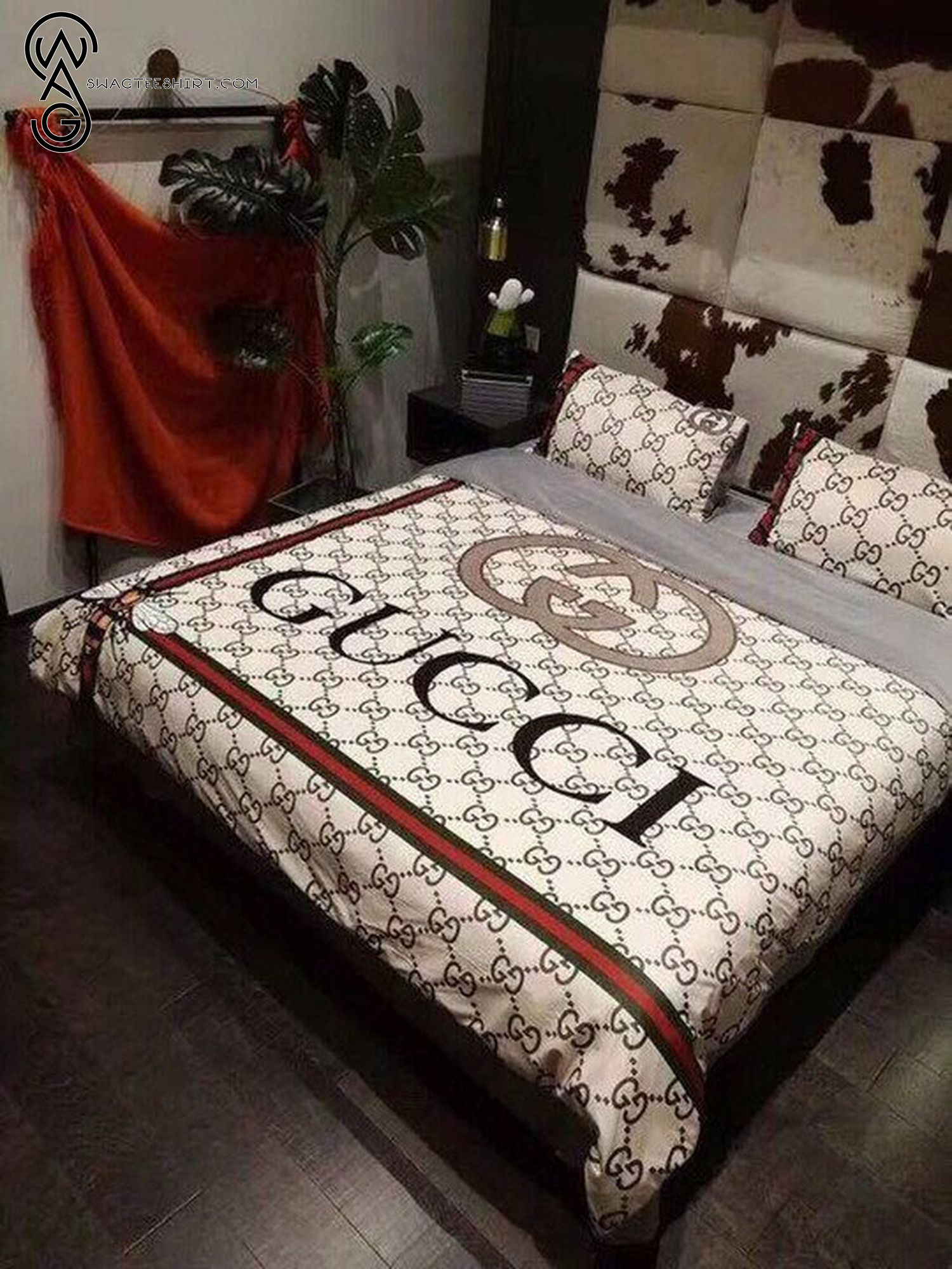 Gucci Bee Classic Logo All Over Print Bedding Set Gucci Bee Classic Logo All Over Print Bedding Set