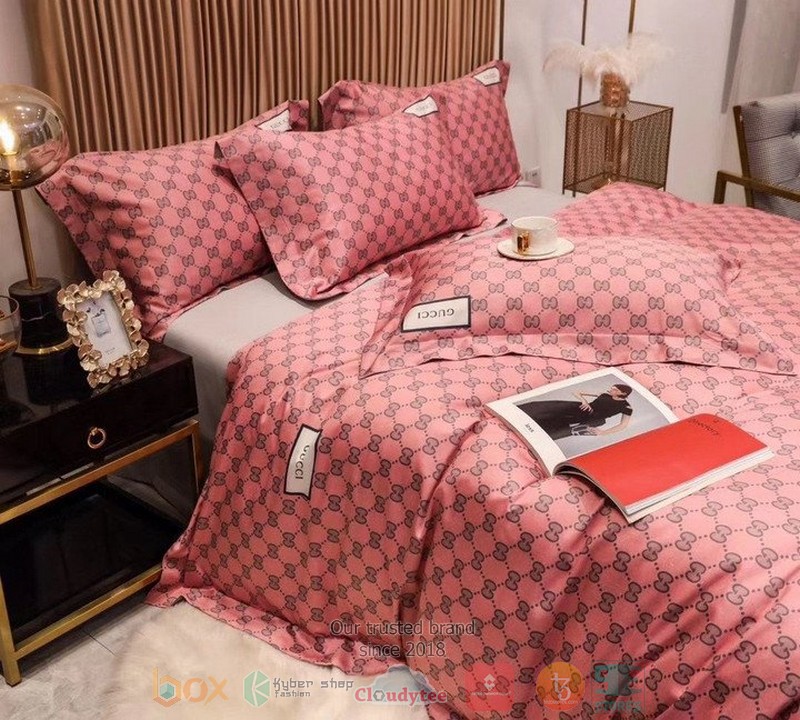 Gucci-Brand-Gc-Logo-Pink-Pattern-Quilt-Bedding-Set-1