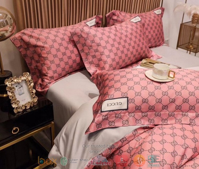 Gucci-Brand-Gc-Logo-Pink-Pattern-Quilt-Bedding-Set-2