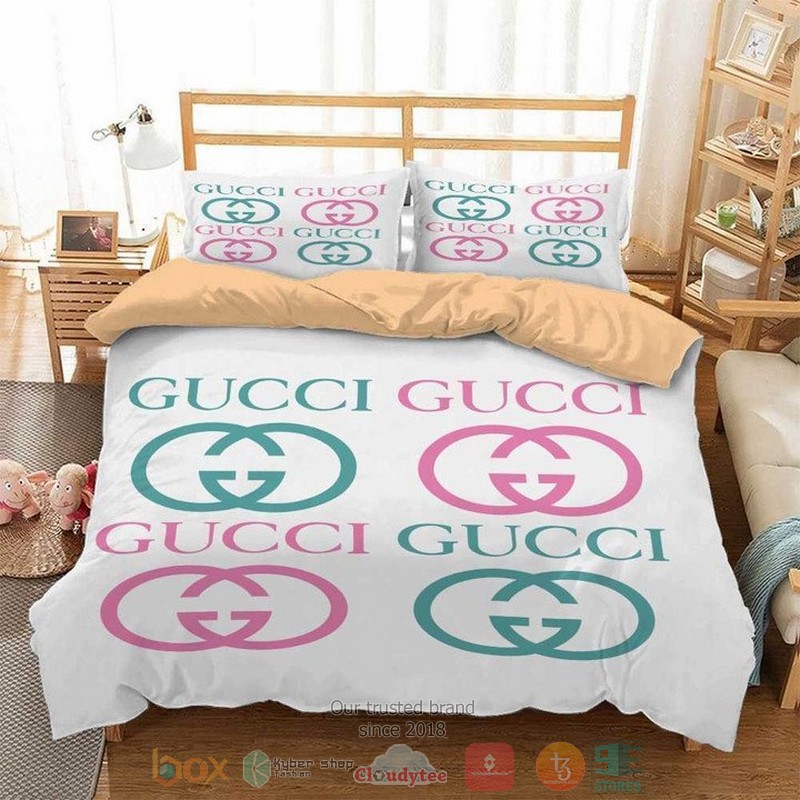 Gucci Logo White Quilt Bedding Set Gucci Logo White Quilt Bedding Set