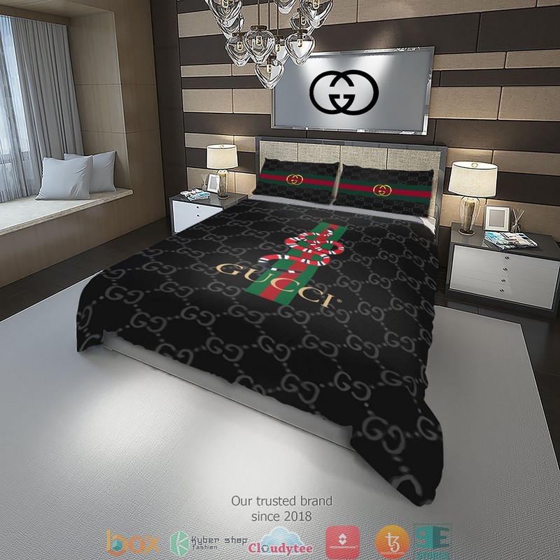 Gucci Middle Snake Red Green Stripe Quilt Bedding Set Gucci Middle Snake Red Green Stripe Quilt Bedding Set