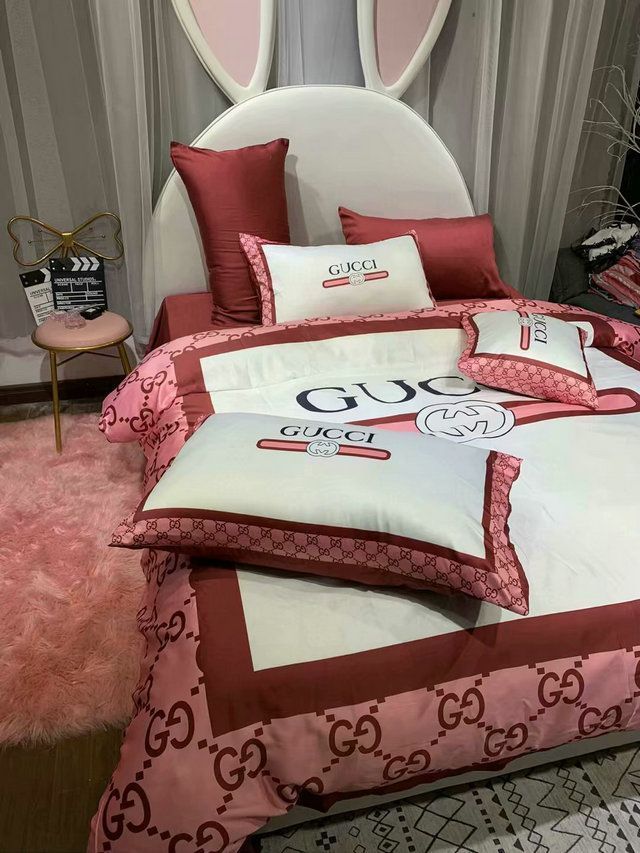 Gucci White Pink Style Bedding Set Gucci White Pink Style Bedding Set