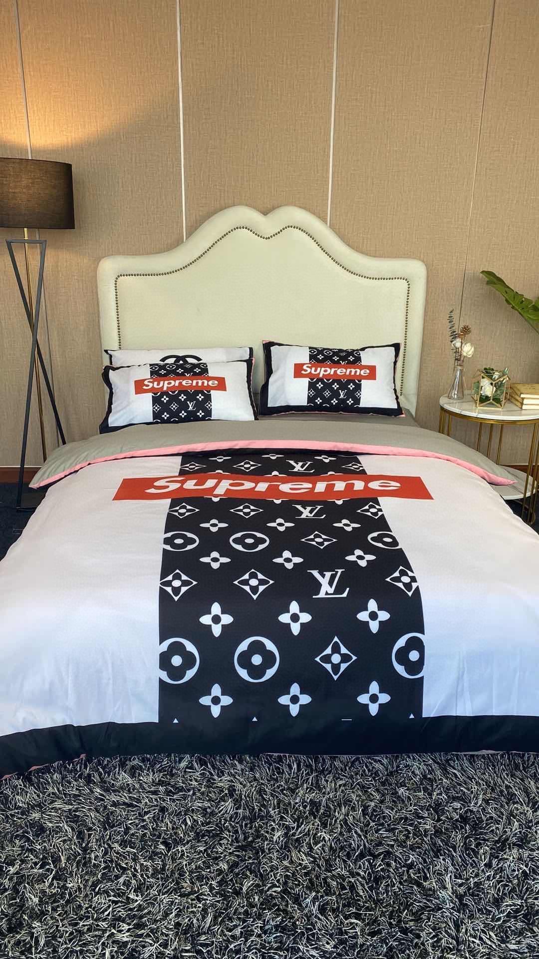 Louis Vuiton Supreme White Black Bedding Set Louis Vuiton Supreme White Black Bedding Set