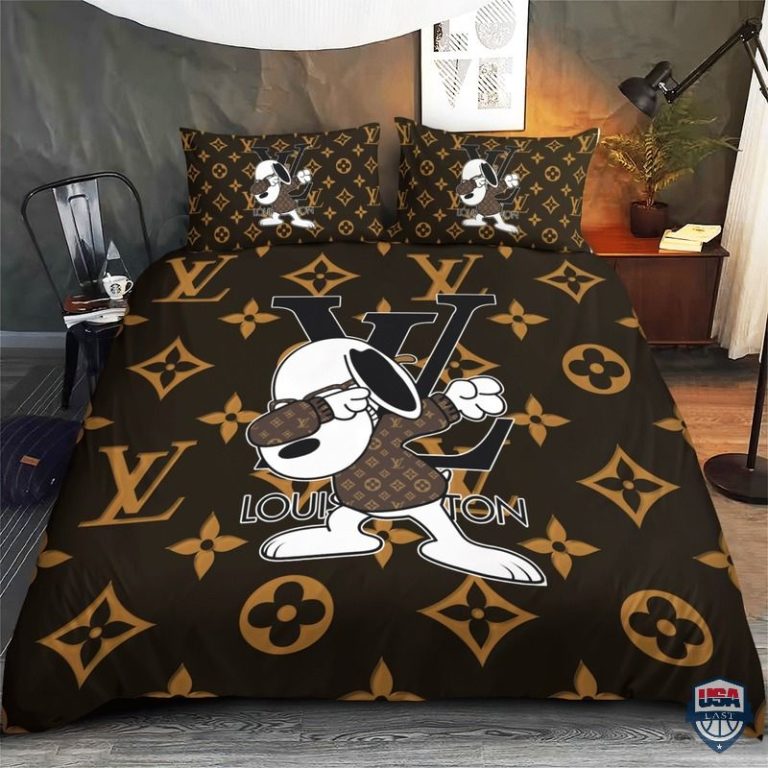 Louis-Vuitton-Dabbing-Snoopy-Luxury-Bedding-Set-1