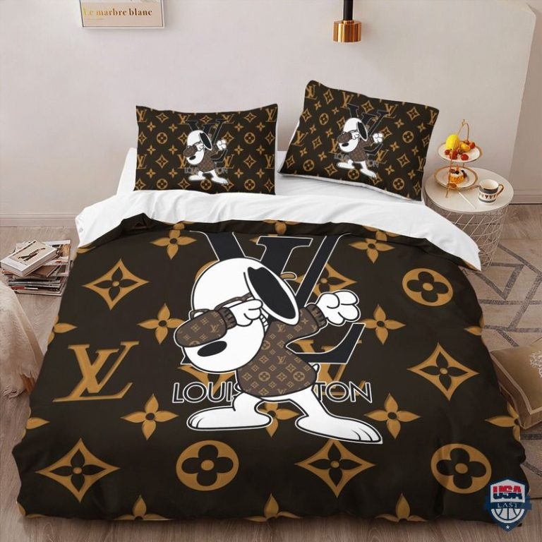 Louis-Vuitton-Dabbing-Snoopy-Luxury-Bedding-Set-2