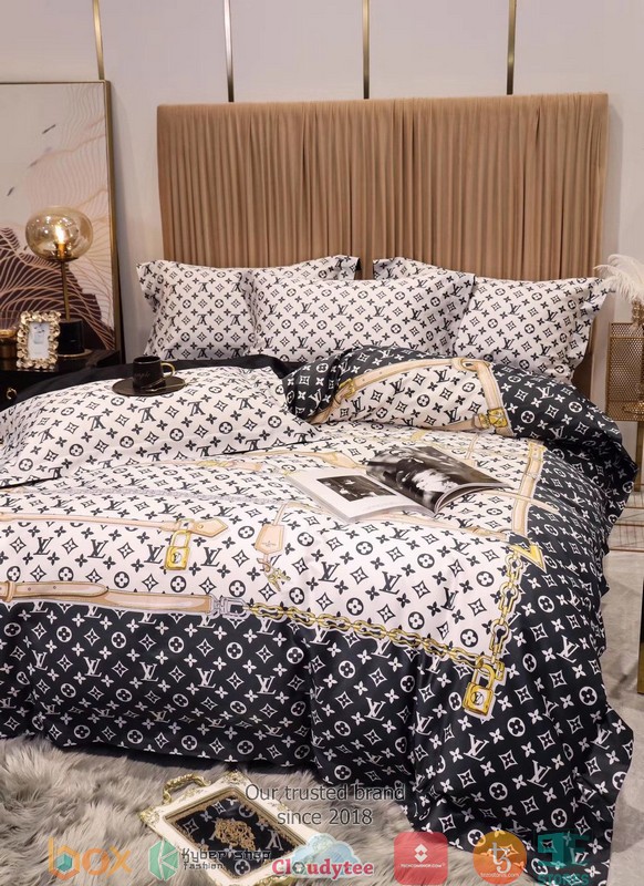 Louis-Vuitton-Lv-Black-And-White-Quilt-Bedding-Set-2