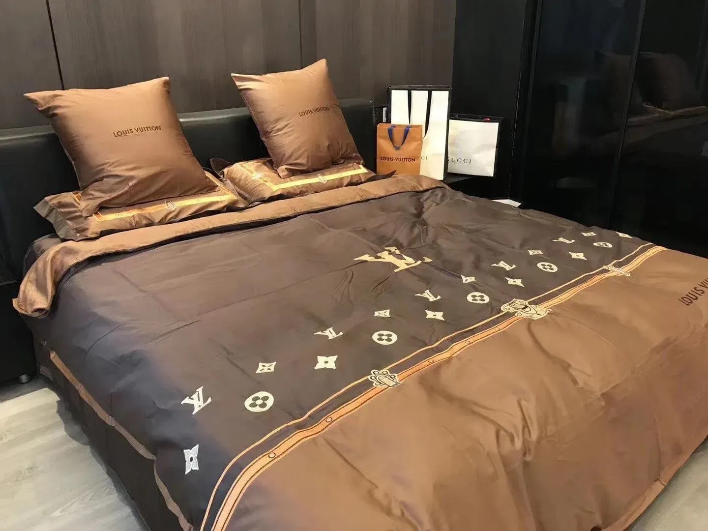 Louis Vuitton Lv Brown Quilt Bedding Set Louis Vuitton Lv Brown Quilt Bedding Set