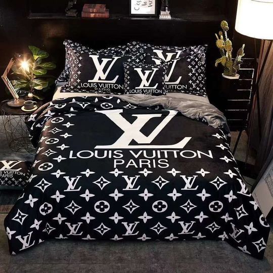 Louis-Vuitton-Paris-Black-White-Bedding-Set-1